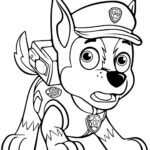 Kolorowanka Chase – pełna postać Chase'a z Psiego Patrolu do pokolorowania