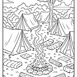 Kolorowanka obóz letni z namiotami, ogniskiem, śpiworami i sprzętem obozowym