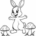 Zajączek stoi między dwoma grzybami, z uniesionymi rękami i uśmiechniętą twarzą