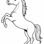 Kolorowanka przedstawiająca konia w dynamicznej pozie z uniesioną nogą i płynącą grzywą