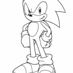 Kolorowanka przedstawia Sonica w dynamicznej pozie, z charakterystycznym grzywą i wyrazistymi oczami.