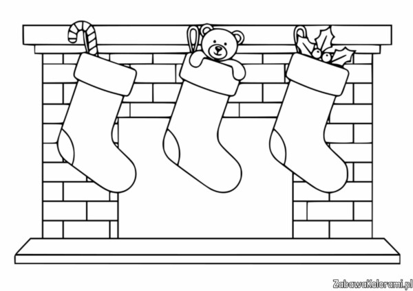 Kolorowanka Skarpetki na prezenty przedstawia kominek z trzema skarpetkami