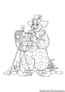 Kolorowanka klaun do druku - klaun siedzi na ziemi z kamerą filmową i jednokołówką obok