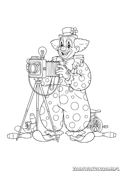 Kolorowanka klaun do druku - klaun siedzi na ziemi z kamerą filmową i jednokołówką obok