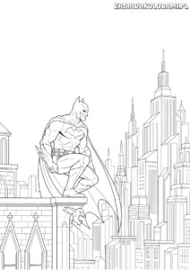 Kolorowanka Batman dla dorosłych przedstawia Batmana na dachu z widokiem na gotyckie budynki w Gotham